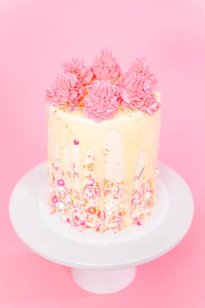 Rosa Und Weiße Buttercreme Sahnetorte Mit Rosa Streusel Und Weißer — Stockfoto