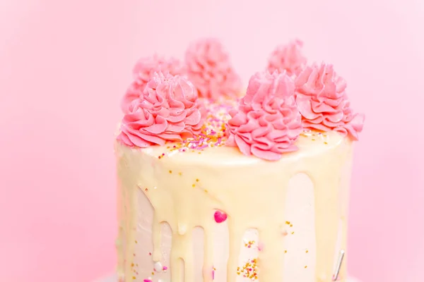 Rosa Und Weiße Buttercreme Sahnetorte Mit Rosa Streusel Und Weißer — Stockfoto