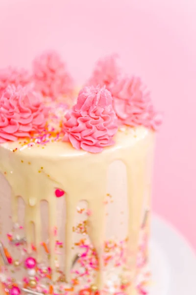 Pastel Crema Mantequilla Rosa Blanca Con Chispas Rosas Goteo Ganache — Foto de Stock