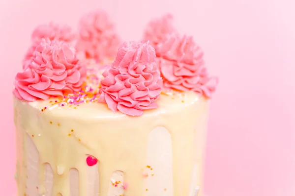 Rosa Und Weiße Buttercreme Sahnetorte Mit Rosa Streusel Und Weißer — Stockfoto