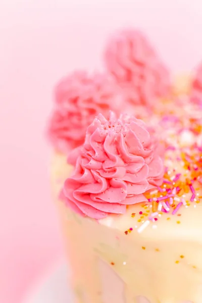 Detalle Pastel Crema Mantequilla Rosa Blanca Con Espolvoreos Rosas Goteo — Foto de Stock