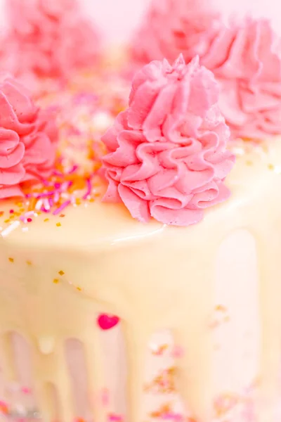 粉红色和白色奶油奶油蛋糕的细节粉红色的洒和白巧克力甘纳许滴 — 图库照片