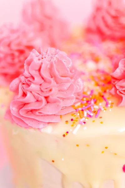 분홍색과 Buttercream 케이크 뿌리와 화이트 초콜릿 Ganache 드립의 — 스톡 사진