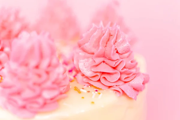 Detalhe Bolo Creme Creme Manteiga Rosa Branco Com Polvilhas Rosa — Fotografia de Stock