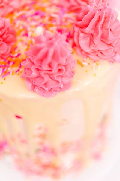 Detail Růžové Bílé Buttercream Krém Dort Sypání Růžové Bílé Čokolády — Stock fotografie