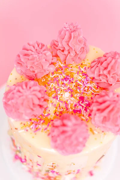 Rosa Und Weiße Buttercreme Sahnetorte Mit Rosa Streusel Und Weißer — Stockfoto