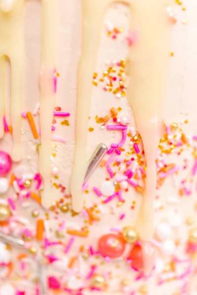 Détail Gâteau Crème Beurre Rose Blanc Avec Des Saupoudres Roses — Photo