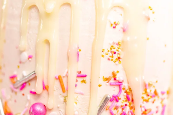 Detalle Pastel Crema Mantequilla Rosa Blanca Con Espolvoreos Rosas Goteo — Foto de Stock