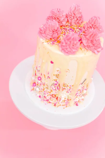 Rózsaszín Fehér Vajkrém Krém Torta Rózsaszín Sprinkles Csepegtető Fehér Csokoládé — Stock Fotó