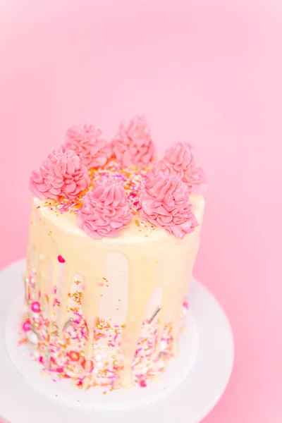 Rosa Und Weiße Buttercreme Sahnetorte Mit Rosa Streusel Und Weißer — Stockfoto