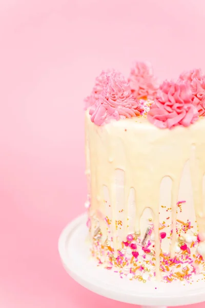 분홍색 뿌리와 화이트 초콜릿 Ganache 분홍색과 Buttercream 케이크 — 스톡 사진