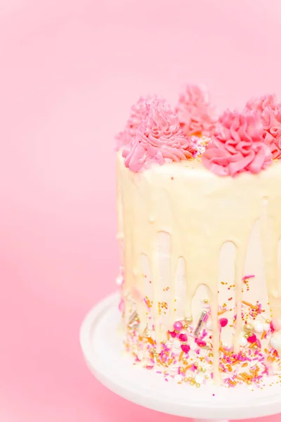 Růžové Bílé Buttercream Krém Dort Sypání Růžové Bílé Čokolády Ganache — Stock fotografie