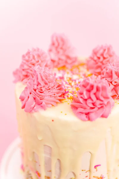 Detalhe Bolo Creme Creme Manteiga Rosa Branco Com Polvilhas Rosa — Fotografia de Stock