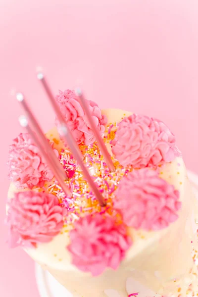 Ять Свічок День Народження Рожевому Білому Масляному Кремі Рожевими Зморшками — стокове фото