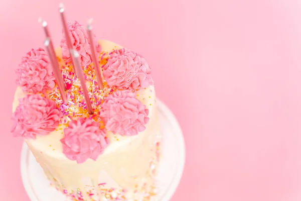 五生日蜡烛粉红色和白色奶油奶油蛋糕粉红色的洒和白巧克力甘纳许滴 — 图库照片