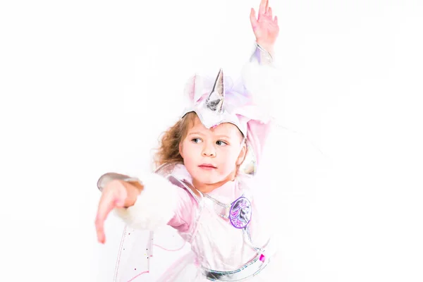 Portrait Une Petite Fille Costume Licorne Pailletée Sur Fond Blanc — Photo