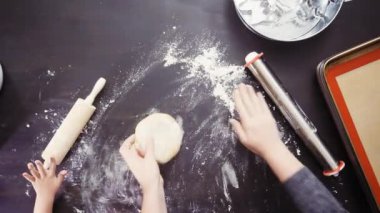 Anne ve kızı kurabiye hamuru tatil hazırlanma.