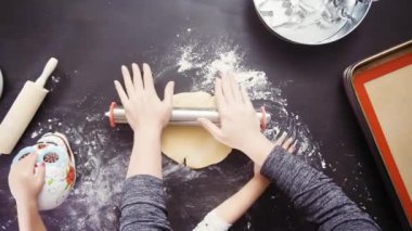 Anne ve kızı şeker kafatası kurabiye Dia de los Muertos tatil için havai görünümü.