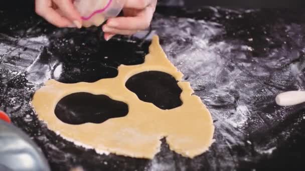 Primer Plano Mujer Horneando Galletas Calavera Azúcar Para Dia Los — Vídeo de stock