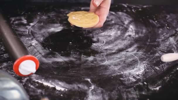 Närbild Kvinna Bakning Socker Skalle Cookies För Dia Los Muertos — Stockvideo