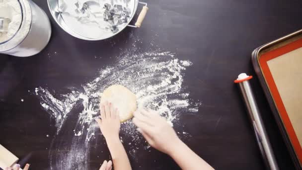Mãe Filha Preparando Massa Biscoito Para Férias — Vídeo de Stock