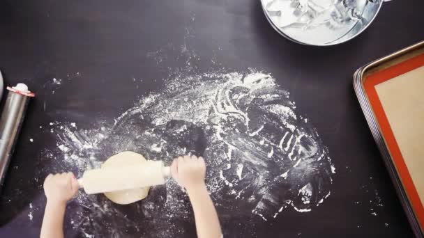 Visão Aérea Menina Preparando Massa Biscoito Para Férias — Vídeo de Stock