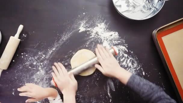 Blick Von Oben Auf Mutter Und Tochter Die Zuckerschädel Plätzchen — Stockvideo