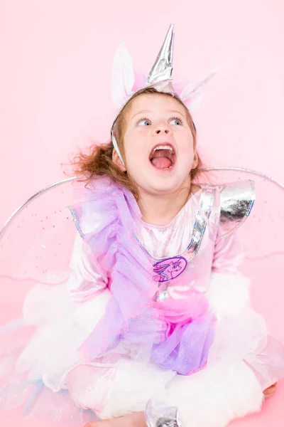 Ritratto Bambina Costume Unicorno Glitter Sfondo Rosa — Foto Stock