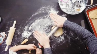 Anne ve kızı şeker kafatası kurabiye Dia de los Muertos tatil için havai görünümü.