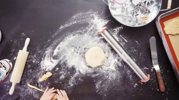 母亲和女儿烘焙糖头骨饼干的头顶视图 Muertos 度假酒店 — 图库视频影像