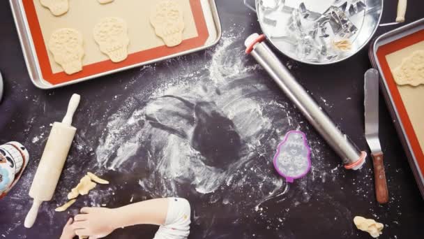 Blick Von Oben Auf Mutter Und Tochter Die Zuckerschädel Plätzchen — Stockvideo