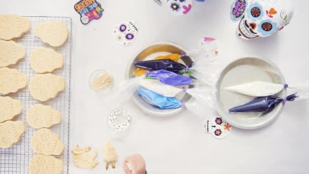 Вид Зверху Рук Матері Дочки Прикрашати Цукрове Печиво Череп Королівської — стокове відео