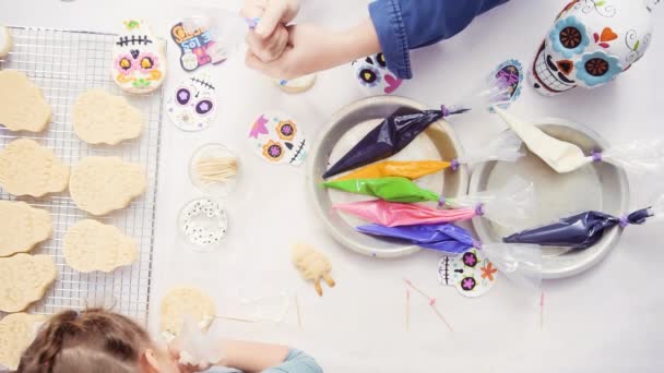 Vista Superior Las Manos Madre Hija Decorando Galletas Cráneo Azúcar — Vídeos de Stock