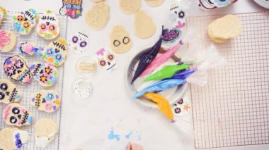 Anne ve kızı dekorasyon Dia de los Muertos tatil için Kraliyet buzlanma ile kafatası tanımlama şeker.