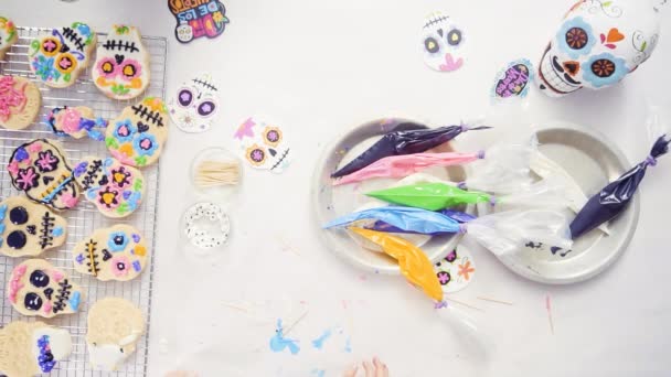 Niña Decorando Galletas Cráneo Azúcar Con Glaseado Real Para Dia — Vídeos de Stock