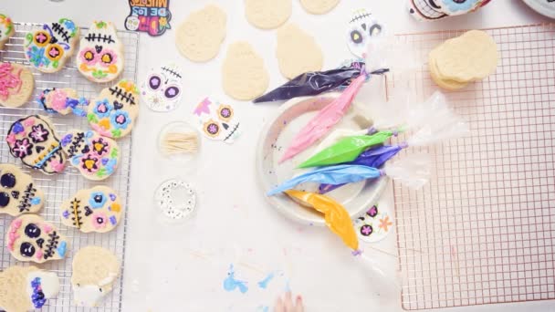 小女孩装饰糖头骨饼干与皇家结冰的直径 洛杉矶 Muertos — 图库视频影像