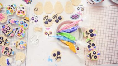 Anne ve kızı dekorasyon Dia de los Muertos tatil için Kraliyet buzlanma ile kafatası tanımlama şeker.