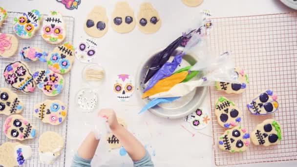 Mor Och Dotter Dekorera Socker Skalle Cookies Med Royal Icing — Stockvideo