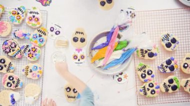 Anne ve kızı dekorasyon Dia de los Muertos tatil için Kraliyet buzlanma ile kafatası tanımlama şeker.