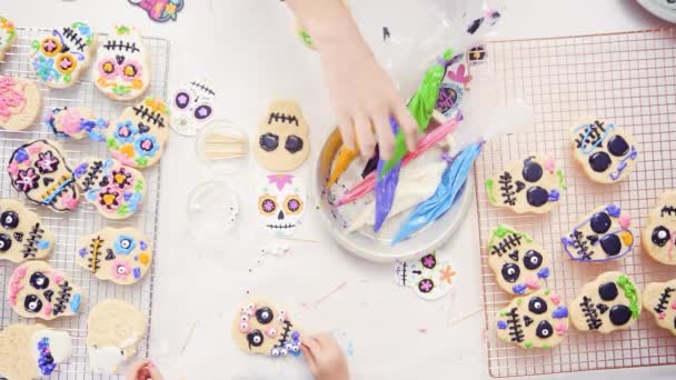 Madre Hija Decorando Galletas Cráneo Azúcar Con Glaseado Real Para — Vídeos de Stock