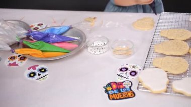 Anne ve kızı şeker kafatası kurabiye Dia de los Muertos tatil için Kraliyet buzlanma ile dekorasyon kırpılmış görünümünü.