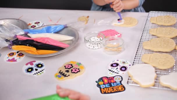 Vista Recortada Madre Hija Decorando Galletas Cráneo Azúcar Con Hielo — Vídeo de stock