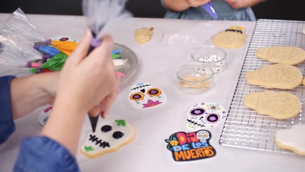 Primer Plano Madre Hija Decorando Galletas Cráneo Azúcar Con Glaseado — Vídeo de stock