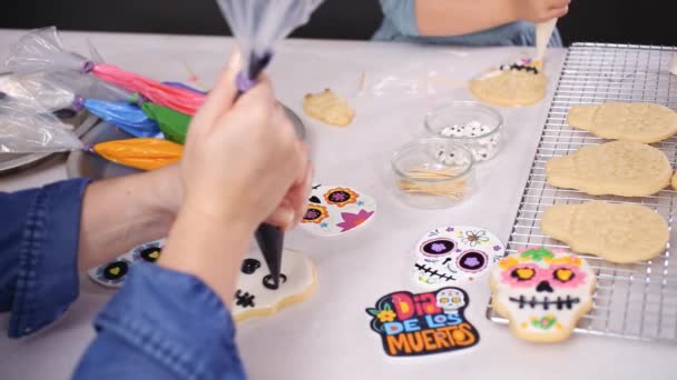 Primer Plano Madre Hija Decorando Galletas Cráneo Azúcar Con Glaseado — Vídeo de stock