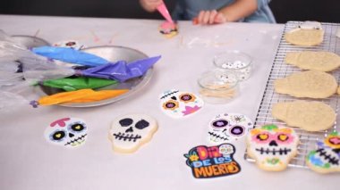 Anne ve kızı şeker kafatası kurabiye Dia de los Muertos tatil için Kraliyet buzlanma ile dekorasyon Close-up.