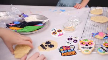 Anne ve kızı şeker kafatası kurabiye Dia de los Muertos tatil için Kraliyet buzlanma ile dekorasyon Close-up.