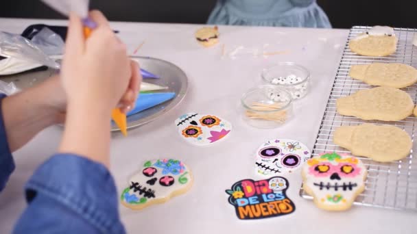 Primer Plano Madre Hija Decorando Galletas Cráneo Azúcar Con Glaseado — Vídeo de stock