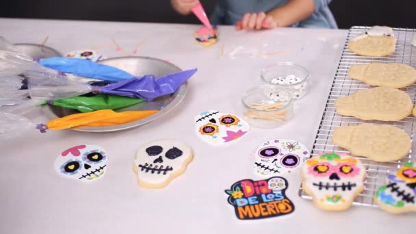 Primer Plano Madre Hija Decorando Galletas Cráneo Azúcar Con Glaseado — Vídeo de stock