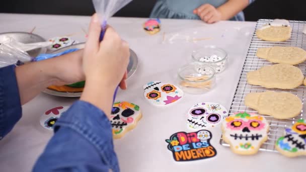 Primer Plano Madre Hija Decorando Galletas Cráneo Azúcar Con Glaseado — Vídeo de stock