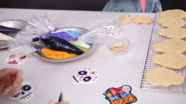 Anne ve kızı şeker kafatası kurabiye Dia de los Muertos tatil için Kraliyet buzlanma ile dekorasyon Close-up.